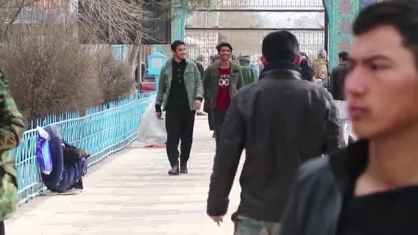 Povo Afegão Não Identificado Mesquita Azul Mazar Sharif Afeganistão Norte — Vídeo de Stock