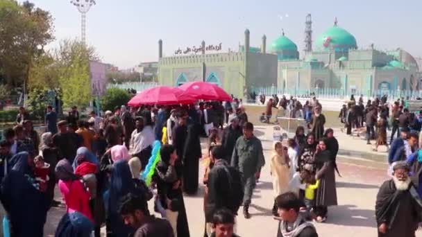 Unidentified Afghan People Blue Mosque Mazar Sharif North Afghanistan 2018 — Stock Video