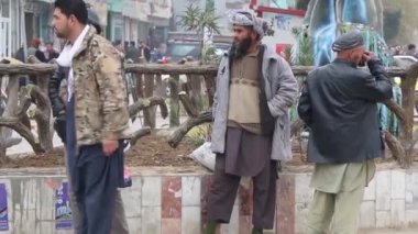 2018 'de Mazar-i-Şerif, Kuzey Afganistan' daki kimliği belirsiz Afgan halkı