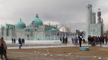 2018 'de Mazar-i-Şerif, Kuzey Afganistan' daki Mavi Camii 'ndeki kimliği belirsiz Afgan vatandaşları.