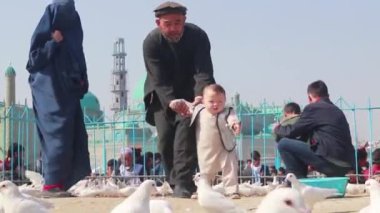 2018 'de Mazar-i-Şerif, Kuzey Afganistan' daki Mavi Camii 'ndeki kimliği belirsiz Afgan vatandaşları.