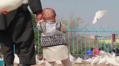 2018 'de Mazar-i-Şerif, Kuzey Afganistan' daki Mavi Camii 'ndeki kimliği belirsiz Afgan vatandaşları.