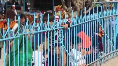 2018 'de Mazar-i-Şerif, Kuzey Afganistan' daki Mavi Camii 'ndeki kimliği belirsiz Afgan vatandaşları.