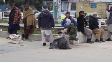 2018 'de Mazar-i-Şerif, Kuzey Afganistan' daki kimliği belirsiz Afgan halkı