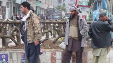 2018 'de Mazar-i-Şerif, Kuzey Afganistan' daki kimliği belirsiz Afgan halkı