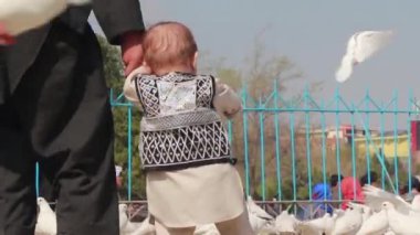 2018 'de Mazar-i-Şerif, Kuzey Afganistan' daki Mavi Camii 'ndeki kimliği belirsiz Afgan vatandaşları.