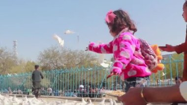 2018 'de Mazar-i-Şerif, Kuzey Afganistan' daki Mavi Camii 'ndeki kimliği belirsiz Afgan vatandaşları.