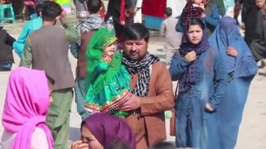 2018 'de Mazar-i-Şerif, Kuzey Afganistan' daki Mavi Camii 'ndeki kimliği belirsiz Afgan vatandaşları.