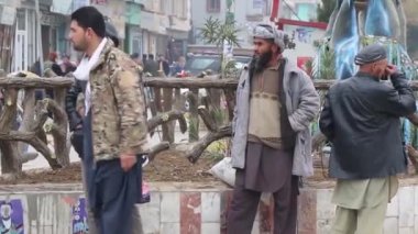 2018 'de Mazar-i-Şerif, Kuzey Afganistan' daki kimliği belirsiz Afgan halkı