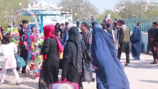 Oidentifierat Afghanskt Folk Blå Moskén Mazar Sharif Norra Afghanistan 2018 — Stockvideo