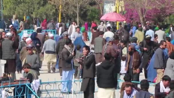 Povo Afegão Não Identificado Mesquita Azul Mazar Sharif Afeganistão Norte — Vídeo de Stock