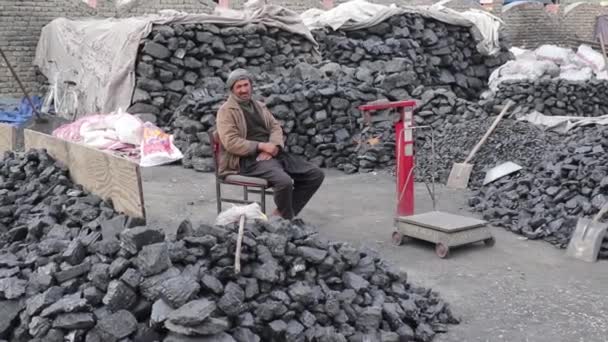 Unbekannte Auf Einem Holzkohlemarkt Masar Scharif Nordafghanistan Jahr 2018 — Stockvideo