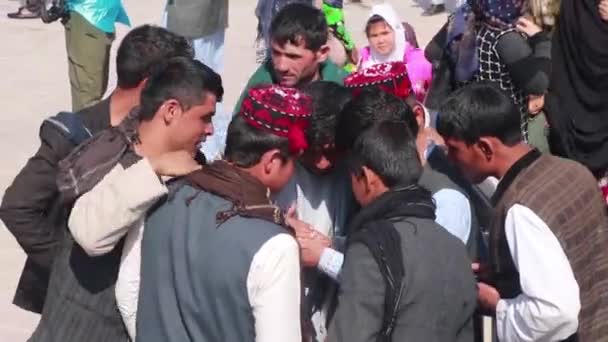2018年在阿富汗北部马扎里沙里夫蓝色清真寺的身份不明的阿富汗人 — 图库视频影像