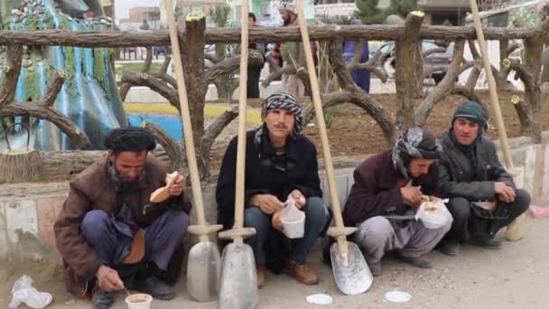 Unbekannte Afghanen Stadtzentrum Von Masar Sharif Nordafghanistan Jahr 2018 — Stockvideo