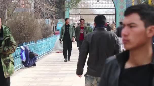 2018年在阿富汗北部马扎里沙里夫蓝色清真寺的身份不明的阿富汗人 — 图库视频影像