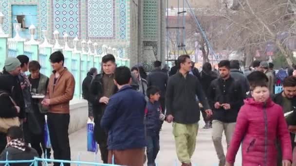 Unbekannte Afghanen Der Blauen Moschee Masar Sharif Nordafghanistan Jahr 2018 — Stockvideo