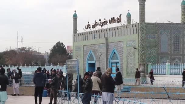 Unbekannte Afghanen Der Blauen Moschee Masar Sharif Nordafghanistan Jahr 2018 — Stockvideo