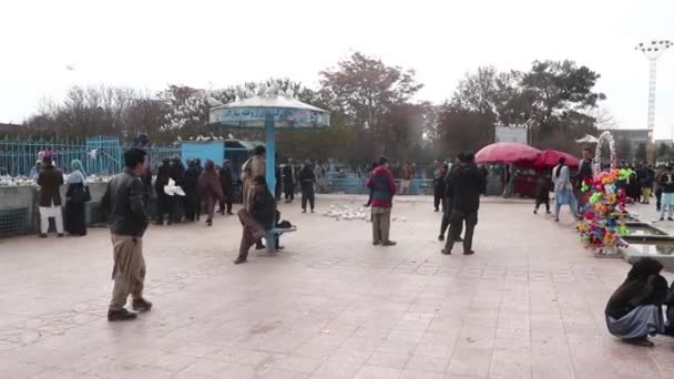 Povo Afegão Não Identificado Mesquita Azul Mazar Sharif Afeganistão Norte — Vídeo de Stock