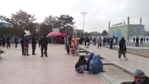 Povo Afegão Não Identificado Mesquita Azul Mazar Sharif Afeganistão Norte — Vídeo de Stock