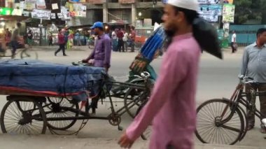 Bangladeş 'in başkenti Dhaka' nın Adabor ilçesindeki Halka Yolu 'nda kimliği belirsiz kişiler ve sokak trafiği Şubat 2019 dolaylarında gerçekleşti.