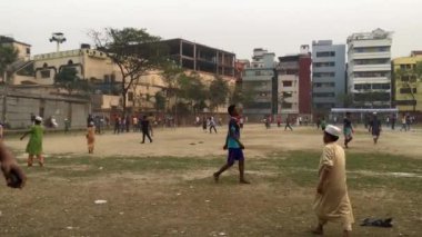 Bangladeş 'in başkenti Dhaka' nın Shyamoli bölgesindeki Ra çocuk parkında kimliği belirsiz çocuklar ve gençler, yaklaşık Şubat 2019