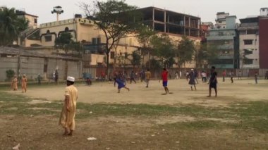 Bangladeş 'in başkenti Dhaka' nın Shyamoli bölgesindeki Ra çocuk parkında kimliği belirsiz çocuklar ve gençler, yaklaşık Şubat 2019