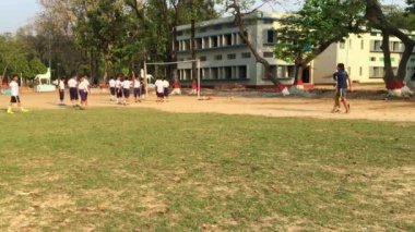 Bangladeş 'in başkenti Dhaka' daki Dhaka Residential Model College 'da futbol oynayan kimliği belirsiz öğrenciler, takriben Şubat 2019. Bangladeş 'teki en büyük devlet okuludur..
