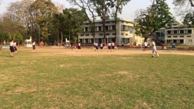 Bangladeş 'in başkenti Dhaka' daki Dhaka Residential Model College 'da futbol oynayan kimliği belirsiz öğrenciler, takriben Şubat 2019. Bangladeş 'teki en büyük devlet okuludur..
