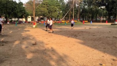 Bangladeş 'in başkenti Muhammed Dhaka' daki Dhaka Residential Model College 'da kriket oynayan kimliği belirsiz öğrenciler, takriben Şubat 2019. Bangladeş 'teki en büyük devlet okuludur..