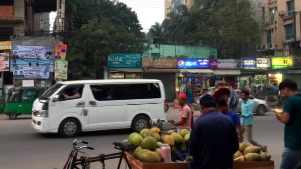 Pessoas Não Identificadas Tráfego Rua Ring Road Distrito Adabor Daca — Vídeo de Stock