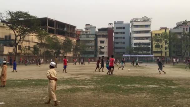 Неизвестные Дети Молодежь Детской Площадке Районе Шьямоли Столице Бангладеш Около — стоковое видео