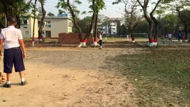 Unbekannte Studenten spielen Cricket am dhaka residential model college in mohammadpur, dhaka, der hauptstadt bangladesh, ca. februar 2019. es ist die größte öffentliche schule in bangladesh.