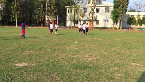 Estudiantes Identificados Jugando Fútbol Dhaka Residential Model College Mohammadpur Dhaka — Vídeos de Stock