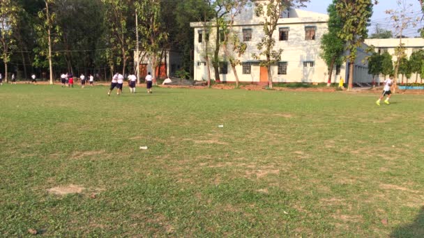 2019年2月左右 在孟加拉国首都达卡Mohammadpur达卡的达卡住宿示范学院踢足球的身份不明的学生 它是孟加拉国最大的公立学校 — 图库视频影像