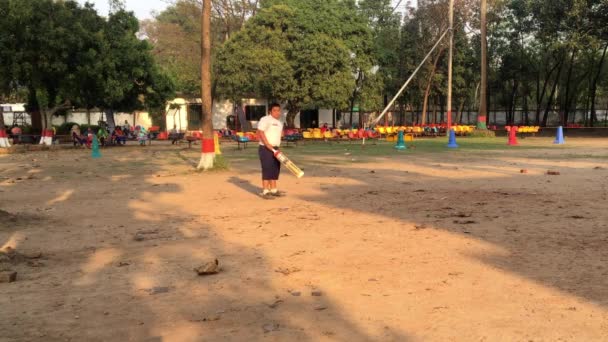 Estudantes Não Identificados Jogando Críquete Dhaka Residential Model College Mohammadpur — Vídeo de Stock
