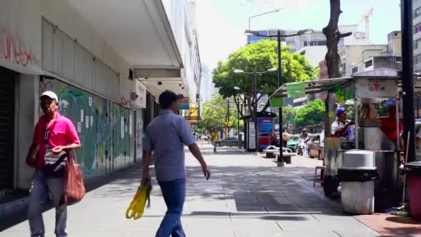 委内瑞拉首都加拉加斯Chacao区2019年前后的不明身份者和街头交通 — 图库视频影像