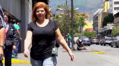 Venezuela 'nın başkenti Caracas' ın Chacao bölgesindeki tanımlanamayan insanlar ve sokak trafiği 2019 dolaylarında gerçekleşti.