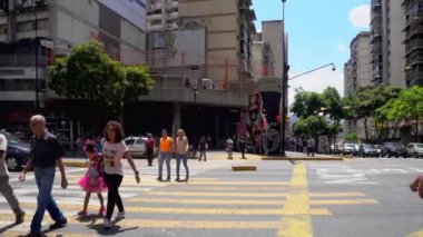 Venezuela 'nın başkenti Caracas' ın Chacao bölgesindeki tanımlanamayan insanlar ve sokak trafiği 2019 dolaylarında gerçekleşti.