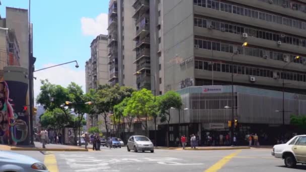 Oidentifierade Personer Och Gatutrafik Distriktet Chacao Caracas Venezuelas Huvudstad Cirka — Stockvideo