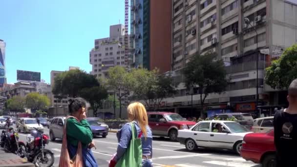 Venezuela Nın Başkenti Caracas Chacao Bölgesindeki Tanımlanamayan Insanlar Sokak Trafiği — Stok video