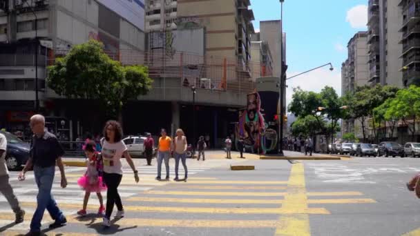 Unidentified People Street Traffic Chacao District Caracas Capital Venezuela Circa — Stock Video