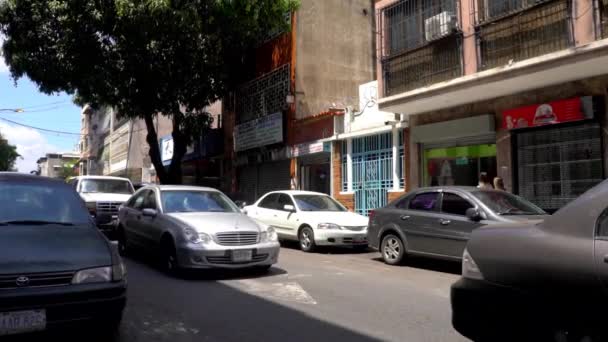 Άγνωστα Άτομα Και Οδική Κυκλοφορία Στην Περιοχή Chacao Του Καράκας — Αρχείο Βίντεο