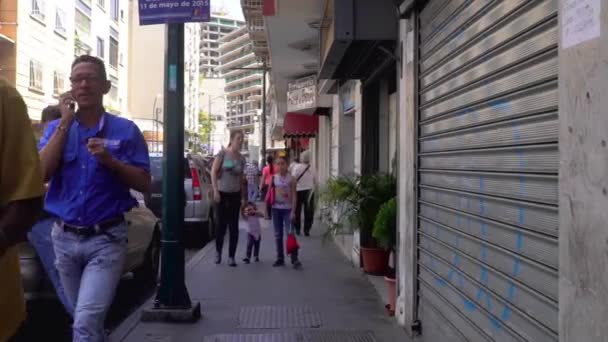 Άγνωστα Άτομα Και Οδική Κυκλοφορία Στην Περιοχή Chacao Του Καράκας — Αρχείο Βίντεο