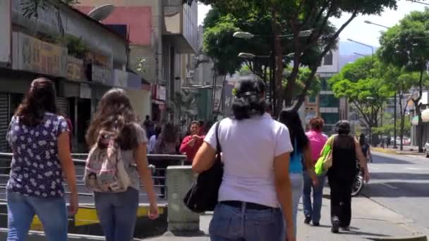 Oidentifierade Personer Och Gatutrafik Distriktet Chacao Caracas Venezuelas Huvudstad Cirka — Stockvideo