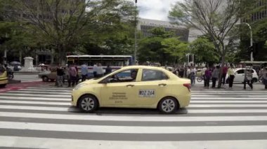 Medellin, Kolombiya 'nın La Alpujarra İdari Merkezi bölgesinde Nisan 2019 civarında kimliği belirsiz kişiler ve sokak trafiği