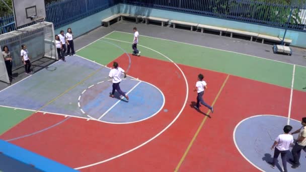 Niezidentyfikowani Studenci Grający Piłkę Rekreacyjną Szkole Publicznej Dzielnicy Marques Caracas — Wideo stockowe