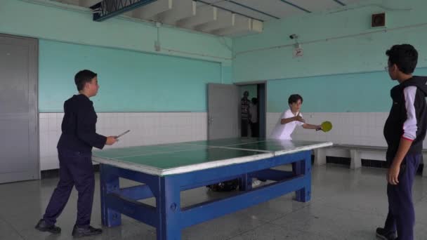 2019年 在委内瑞拉首都加拉加斯El Marques区公立学校打乒乓球的身份不明的学生 — 图库视频影像