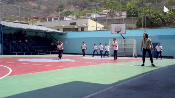 ベネズエラの首都カラカスのEl Marques地区の公立学校でレクリエーションボールゲームをしている未確認の学生 2019 — ストック動画