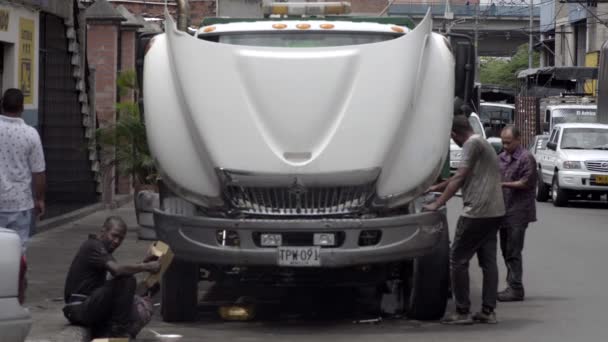 Неизвестные Ремонтирующие Автомобиль Округе Баррио Тристе Медельине Колумбия Апрель 2019 — стоковое видео
