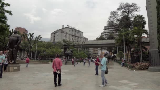 Oidentifierade Personer Botero Plaza Botero Square Centrala Medellin Colombia Cirka — Stockvideo